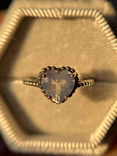 Cargar imagen en el visor de la galería, Anillo corazón de Cuarzo Lavanda (Plata .925)
