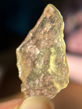 Cargar imagen en el visor de la galería, Vidrio del desierto de Libia / Libianita
