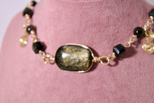 Cargar imagen en el visor de la galería, Gargantilla Obsidiana dorada   (Alambrismo)
