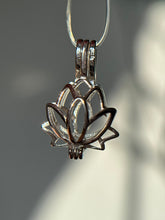 Cargar imagen en el visor de la galería, Relicario Flor de Loto (Plata .925)
