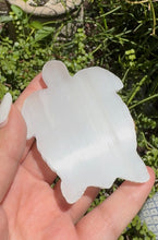 Cargar imagen en el visor de la galería, Bowl Tortuga de Selenita (Satin spar)

