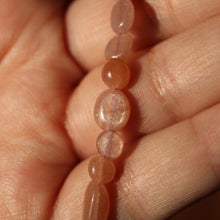 Cargar imagen en el visor de la galería, Gargantilla ajustable con piedras roladas
