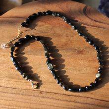 Cargar imagen en el visor de la galería, Gargantilla ajustable con piedras roladas
