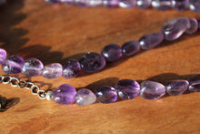 Cargar imagen en el visor de la galería, Gargantilla ajustable con piedras roladas
