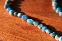 Cargar imagen en el visor de la galería, Gargantilla ajustable con piedras roladas
