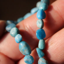 Cargar imagen en el visor de la galería, Gargantilla ajustable con piedras roladas
