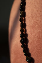 Cargar imagen en el visor de la galería, Gargantilla ajustable con piedras roladas
