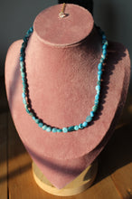 Cargar imagen en el visor de la galería, Gargantilla ajustable con piedras roladas
