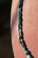 Cargar imagen en el visor de la galería, Gargantilla ajustable con piedras roladas
