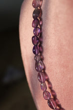 Cargar imagen en el visor de la galería, Gargantilla ajustable con piedras roladas
