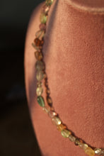 Cargar imagen en el visor de la galería, Gargantilla ajustable con piedras roladas
