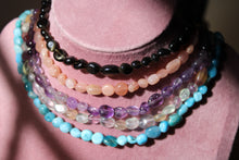 Cargar imagen en el visor de la galería, Gargantilla ajustable con piedras roladas
