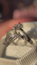 Cargar y reproducir el video en el visor de la galería, Anillo Cuarzo Aura Ángel (Plata .925)

