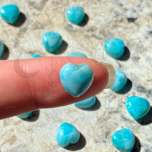 Cargar imagen en el visor de la galería, Corazones Mini de Larimar
